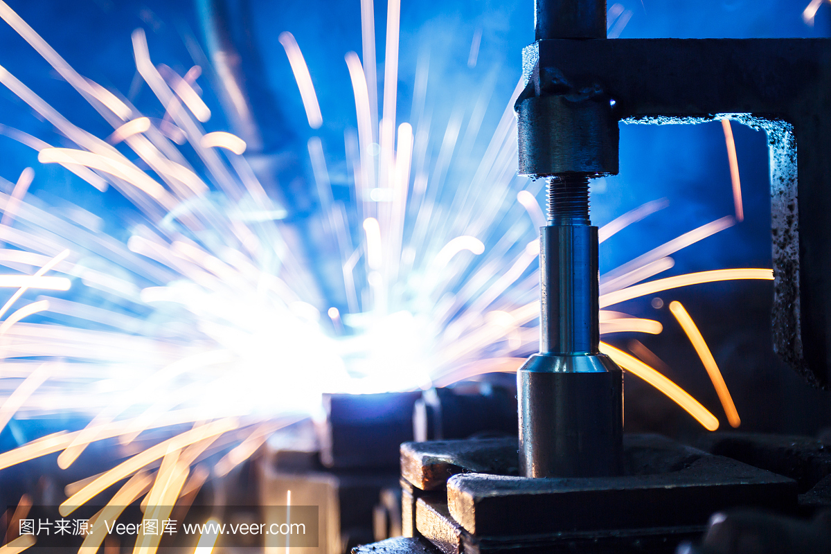 焊接機(jī)器人在汽車工廠中移動(dòng),黑白相間