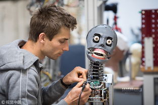 實拍英國機(jī)器人工廠 人形樣貌機(jī)器人栩栩如生